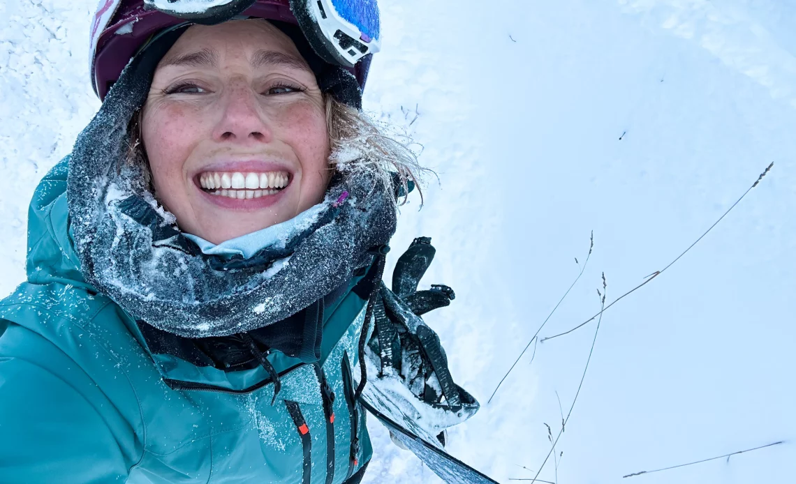 Frau in Skibekleidung im Schnee