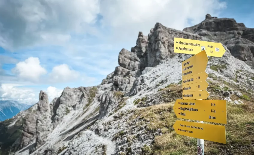 gelbes wanderschild am lustige berglersteig in den kalkkögeln am kamm