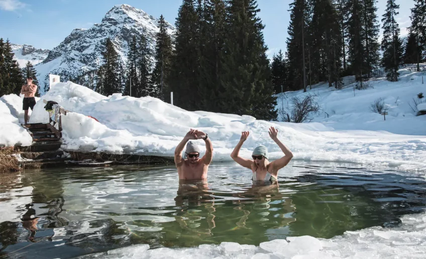 Eisbaden in Arosa im Winter