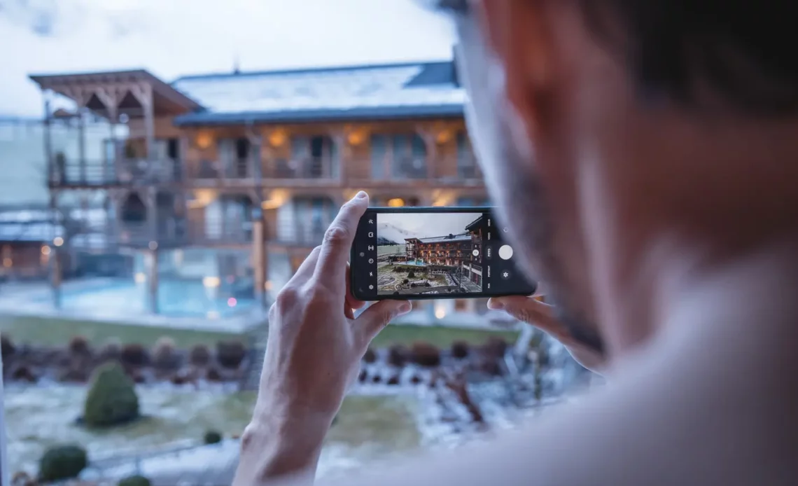 Blick aus dem Hotel Masl in Südtirol im Winter auf den Outdoor-Pool