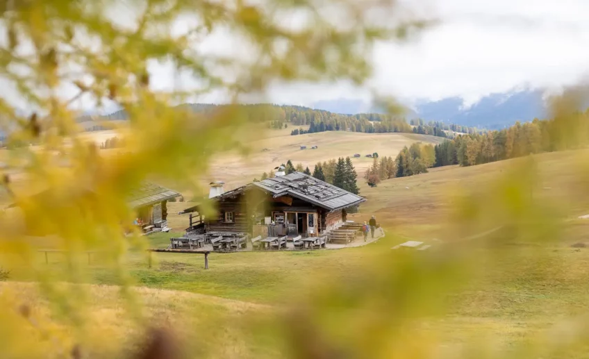 Die Tuene Hütte auf der Seiser Alm.